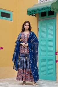 Ensemble Afreen Kurta Sharara - Ensemble de 3 pièces en coton imprimé et orné de broderies Gotapatti, comprenant une Kurta, une Sharara et un Dupatta en viscose organza avec dentelle Gotapatti. - Product Image 3
