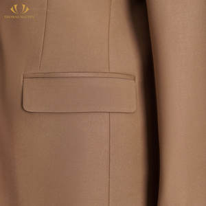 El conjunto de traje para mujer Timeless Beauty Brown es un elemento clásico y sofisticado de la Colección Femenina. - Product Image 5