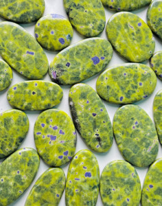 Piedras preciosas de Stichtite de cristal sueltas de grado AAA 100% Natural suave pulido parte posterior plana Atlantisite cabujón increíbles piedras preciosas sueltas - Product Image 4