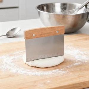 Grattoir à pâte en acier inoxydable avec manche en bois, coupe-pâte à pizza, outil de pâtisserie, règle de mesure personnalisable - Product Image 2