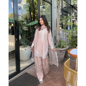 Ensembles de costumes élégants pour femmes avec broderie et travail de paillettes - Product Image 1