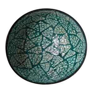 Bol en coquille de noix de coco avec motifs décoratifs gravés, matériau éco-responsable, surface de cuisine élégante et polie - Product Image 1