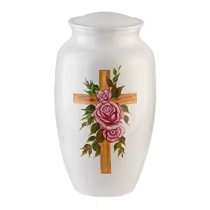 Urne funéraire personnalisée pour exportation, en laiton brun mat foncé avec bordure sculptée en feuille, pour usage en chapelle commémorative - Product Image 2