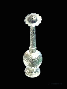 Arroseur d'eau décoratif traditionnel Gulab Pash en argent, motif floral - Product Image 3