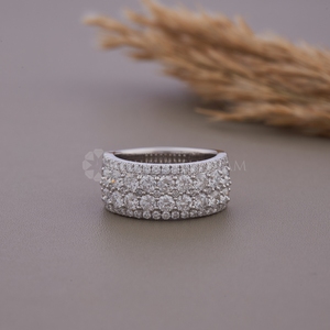 Bague éternelle en or blanc avec diamants ronds de laboratoire, design tendance, pour femmes, provenant d'un fournisseur indien. - Product Image 4