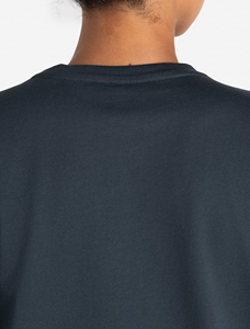 เสื้อยืดคอกลมแขนสั้นผ้าฝ้ายออร์แกนิค 100% สีน้ำเงินเข้มสำหรับผู้หญิง สไตล์ลำลอง ดีไซน์เนอร์ เหมาะสำหรับโยคะและออกกำลังกาย - Product Image 6