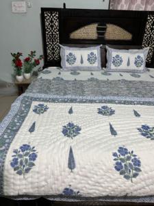 Parures de lit élégantes de luxe pour lit double, draps, taies d'oreiller, couette, collection de cadeaux royaux modernes pour chambre à coucher de mariage - Product Image 1