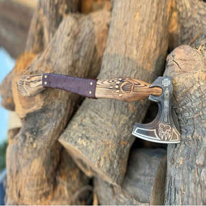 Hache nordique viking traditionnelle de qualité industrielle, design décoratif, lame en acier au carbone gravée de runes, poignée en bois, pièce de présentation - Product Image 3