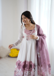Vestido Anarkali de organza de seda estampada con elegante trabajo artesanal de Jari, falda de cuatro metros con corte Kali, conjunto de pantalón y dupatta de encaje Gota Patti. - Product Image 2