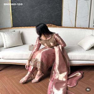 Magnifique ensemble haut-pantalon et dupatta en soie ZMY avec broderies et sequins, idéal pour les festivals – Vêtements ethniques – Fournisseur mondial - Product Image 1