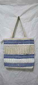 กระเป๋าโท้ทผ้าฝ้ายทอมือลายเรียบพร้อมดีเทลพู่ห้อยสไตล์โบโฮ กระเป๋าสะพายไหล่รักษ์โลกสำหรับผู้หญิง - Product Image 2