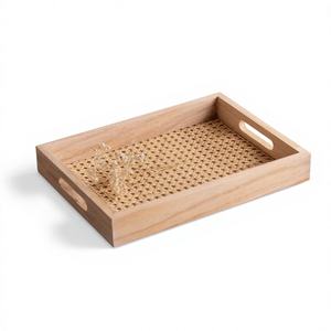 Plateau de service rectangulaire en bois d'acacia et rotin, fait main en Inde, avec poignées, pour la cuisine, exportations Craftera. - Product Image 3