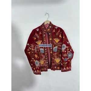 Chaqueta de terciopelo rojo con bordado Suzani, abrigo hecho a mano para invierno, unisex, de algodón con forro interior de algodón. - Product Image 5