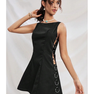 Mini-robe noire à découpes latérales avec anneau ou mini-robe moulante à col montant avec détail anneau - Product Image 1