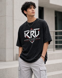 เสื้อยืดคอกลมแขนสั้นสีดำผ้าฝ้ายทรงโอเวอร์ไซส์พิมพ์ลายสไตล์ลำลองสำหรับผู้ชาย ยี่ห้อ KRU Khawaja Rafique Ullah Enterprises รุ่น OEM ยาว - Product Image 3