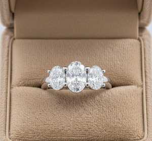 Anillo de Boda de Tres Piedras con Moissanita Ovalada de 1 Quilate y Plata 925 Original para Mujer, Regalo de Aniversario o Promesa para Parejas - Product Image 3