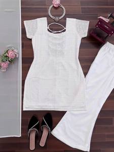 Ensemble ethnique blanc en faux georgette imprimé, comprenant un tunique, un pantalon coupe bootcut et un châle, idéal pour les mariages, les fêtes et le Diwali - Product Image 3