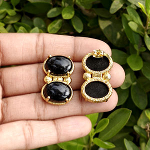 Boucles d'oreilles pour femmes, serties de pierres, onyx noir lisse, double pierre, en laiton plaqué or 18 carats, ovales. - Product Image 4