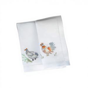 Motifs de poulets colorés brodés sur des serviettes en lin apportent un charme champêtre joyeux aux repas décontractés et aux rassemblements. - Product Image 5