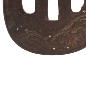 Tsuba japonaise de la période Edo en fer incrusté, motif Iroe Lapin et Vagues Brutes, garde d'épée non marqué - Product Image 5