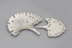 Plateau de service élégant en aluminium, rond, décoratif, avec motif en forme de feuille, plateau en métal pour hôtel, restauration, mariage, fournisseur - Product Image 3