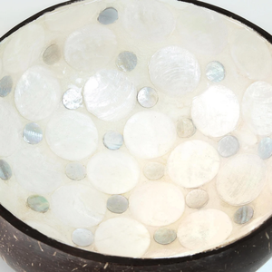 Cuenco de Coco Lacado Tradicional Vietnamita - Incrustaciones Florales de Madreperla - Recuerdo Cultural - Product Image 2