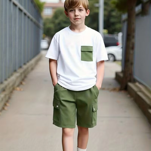 Nouvelle collection d'été Ensemble de shorts cargo décontractés en coton pour garçons avec t-shirt blanc et short vert multi-poches imprimé pour l'extérieur - Product Image 1