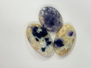 Lot de 10 cabochons en pierre Tiffany violette naturelle, 39g, vente en gros, fournisseur en vrac de pierres précieuses pour les acheteurs chinois - Product Image 2