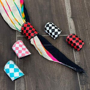 Anneau de bandana en cuir façonné à la main de style western, porte-écharpe à motif damier, design durable, manchette de bandana pour style cowboy et cowgirl - Product Image 6