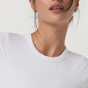 Camiseta de Cuello Redondo para Mujer, Diseño Elegante, Tela Suave y Transpirable, Diseño Básico Informal, Corte Ajustado para Mayor Comodidad, con Logotipo - Product Image 1