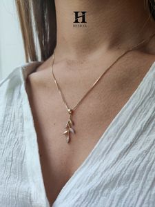 Fabricante de Joyería Fina Personalizada - Colgante de Hoja y Ramita de Diamantes en Oro de 14k para Venta al Por Mayor - Product Image 4
