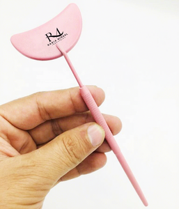 Nouveau produit : miroir pour extensions de cils en forme de lune, couleur rose poudrée, avec poignée diamantée. - Product Image 6