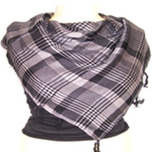 ผ้าพันคอไหมพรมลายแจ็คการ์ดสไตล์ซัมเมอร์สแควร์ แต่งพู่ลายตารางทวิล ให้สัมผัสนุ่มสบายและเป็นเครื่องประดับที่มีสไตล์ - Product Image 1