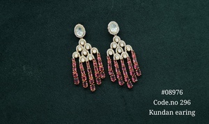 Pendientes colgantes Kundan 08976 con circonitas de colores, pendientes chapados en oro, joyería llamativa con piedra ovalada para bodas y fiestas. - Product Image 3