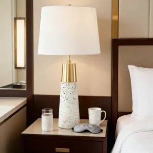 Lampe de table de luxe inspirée du terrazzo avec base architecturale conique, éclairage d'ambiance chaleureux et attrait décoratif contemporain pour chambre à coucher - Product Image 5