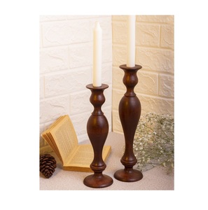 Portavelas de Madera con Acabado Detallado que Realza la Presentación de Velas Decorativas en Interiores - Product Image 1