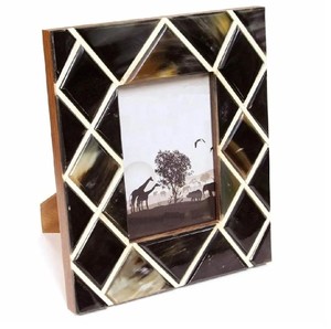 Cadre photo rectangulaire artisanal Bela en os incrusté, gravé au laser, motif rayures grises, design moderne et minimaliste, décoration de table pour la maison - Product Image 2