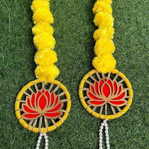 Décoration festive avec ce magnifique ensemble de suspensions artisanales en forme de lotus, orné de guirlandes florales jaunes vives de style marguerite. - Product Image 1