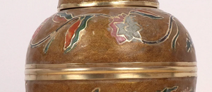 Urne funéraire en laiton de qualité supérieure, décorative, à motif floral en cloisonné, avec couvercle à vis sécurisé, vente en gros, directement du fabricant. - Product Image 3
