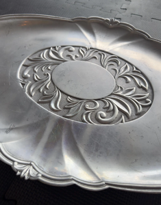 Bandeja de Servir Circular de Aluminio Hecha a Mano con Asa para Uso en Hoteles y Hogares, Centro de Mesa Decorativo - Product Image 3