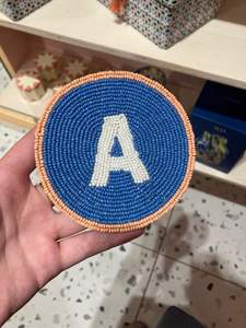 Posavasos de Cuentas de Vidrio Redondas con Letras del Alfabeto Personalizadas, Hechos a Mano, con Base de Tela Resistente al Calor, para Superficies de Mesa de Cocina - Product Image 2