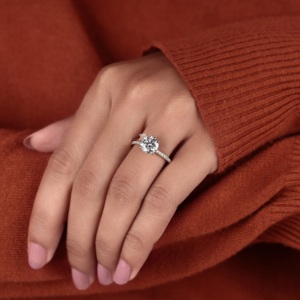 Anillo de compromiso solitario de oro de 14K con diamante redondo cultivado en laboratorio, banda pavé, joyería nupcial minimalista, fabricante mayorista personalizado - Product Image 2