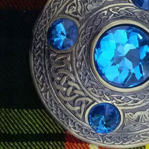 Broche celta antiguo de 4 pulgadas con diseño de kilt escocés y piedra azul cielo, el más vendido para vestidos de las Tierras Altas - Product Image 5