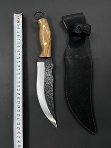 Cuchillo de Caza de Hoja Fija para Camping, Acero Forjado 5160, Borde Parcialmente Serrado, Multifunción, Mango de Madera de Olivo, Funda de Cuero - Product Image 3