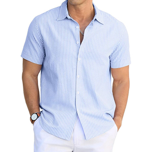 Camisa de manga corta para hombre con botones. Estilo informal con un toque moderno, en tonos tierra. Perfecta para días cálidos y planes de fin de semana. - Product Image 3