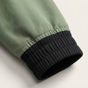 Conjunto Deportivo para Hombre en Verde Salvia y Negro, Chaqueta Deportiva con Cierre Completo, Pantalones Jogger, Ropa Deportiva para Entrenamiento, Gimnasio, Running, con Logotipo Personalizado - Product Image 6