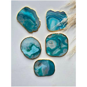 Ensemble de sous-verres en agate naturelle de style géode de luxe avec bordure dorée, plateau réutilisable pour bar et table basse - Product Image 6