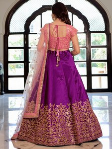 Haut court rose brodé avec lehenga violet et dupatta en organza pour demoiselle d'honneur - Product Image 3