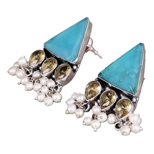 Boucles d'oreilles pendantes ethniques bohèmes en turquoise avec pierres dorées en forme de goutte et perles - Product Image 1