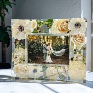 Cadre en résine fait main avec fleurs pressées pour une présentation élégante sur table et étagère - Product Image 1